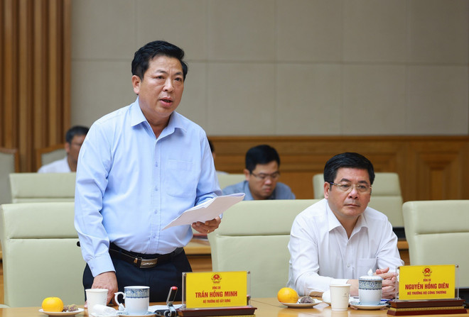 El ministro de Construcción, Tran Hong Minh, habla en el evento. (Fuente: VNA) vna-potal-thu-tuong-chu-tri-hoi-nghi-toan-quoc-lan-thu-4-ve-thuc-day-dau-tu-cong-nam-2025-8346734.jpg