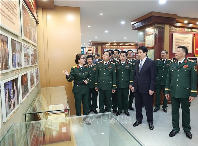 El presidente Luong Cuong visita la Sala Tradicional de la Academia de Defensa. (Fuente: VNA) hoc-vien-quoc-phong-1.jpg