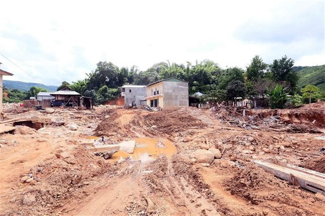 La devastación en la comuna de Chieng So tras la inundación. (Foto:VNA) vna-potal-pho-thu-tuong-le-thanh-long-kiem-tra-cong-tac-khac-phuc-hau-qua-mua-lu-tai-son-la-8188034.jpg