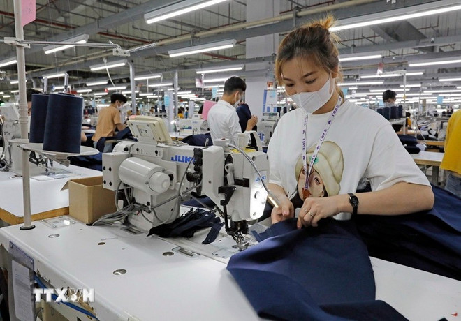 Producción de ropa para exportación al mercado estadounidense en la empresa TAL Vinh Phuc. (Foto: VNA) may-mac.jpg
