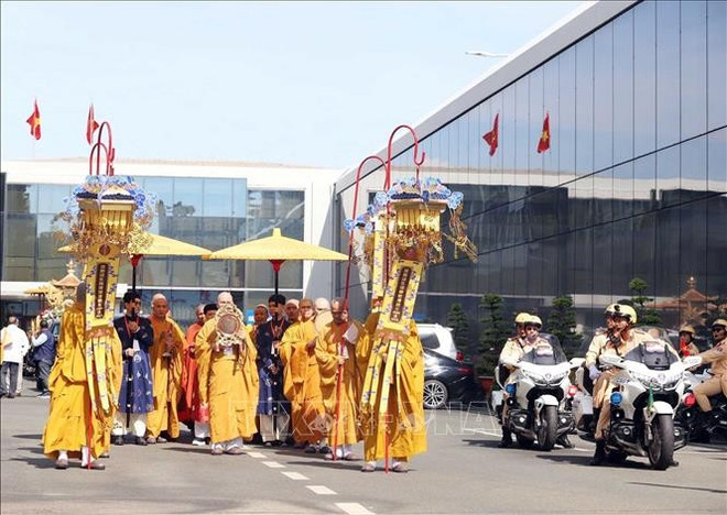 Las reliquias de Buda Shakyamuni fueron transportadas desde el Aeropuerto Internacional de Tan Son Nhat a la Academia Budista de Vietnam en CiudadHo Chi Minh. (Foto: VNA) uuidffbfda2e-4a1e-4529-8bf8-f92eb9dcded8code001library1type1mode1loctruecaptrue.jpg