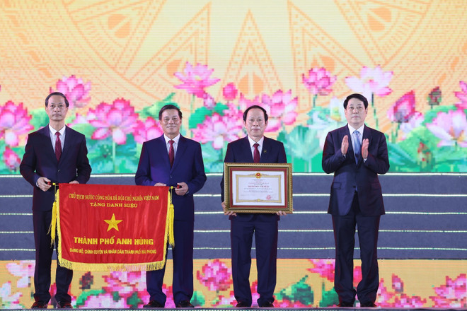 El presidente Luong Cuong otorgó el título "Ciudad Heroica" al Comité partidista, las autoridades y al pueblo de la ciudad de Hai Phong. (Fuente: VNA) vna-potal-chu-tich-nuoc-du-le-ky-niem-70-nam-ngay-giai-phong-hai-phong-8030280.jpg