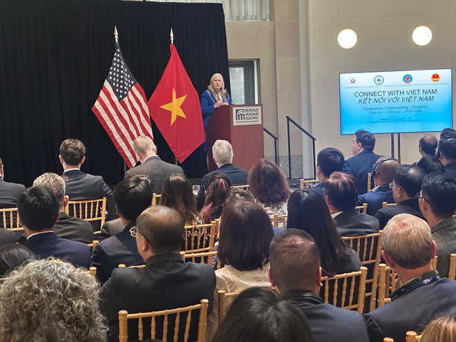 La subsecretaria adjunta de Comercio de Estados Unidos, Diane Farrell, habla en el evento. (Fuente: VNA) vna-potal-doanh-nghiep-viet-nam-tim-kiem-co-hoi-dau-tu-vao-hoa-ky-8029073-1.jpg