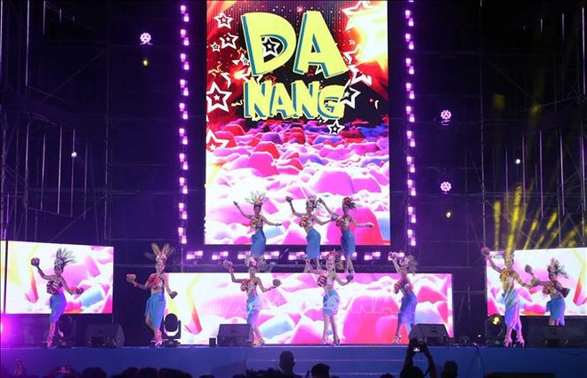 Una de las actuaciones artísticas en Festival “Disfruta Da Nang 2025”. (Fuente: VNA) da-nang-22625-10.jpg