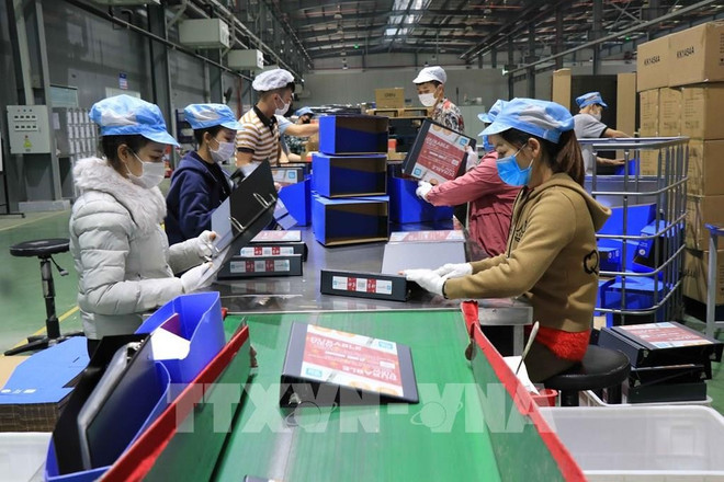 Los empleados en el Parque Industrial Yen Phong, provincia de Bac Ninh. (Foto: VNA) 100714-bac-ninh-linh-hoat-sang-tao-trong-thu-hut-cac-du-an-dau-tu.jpg