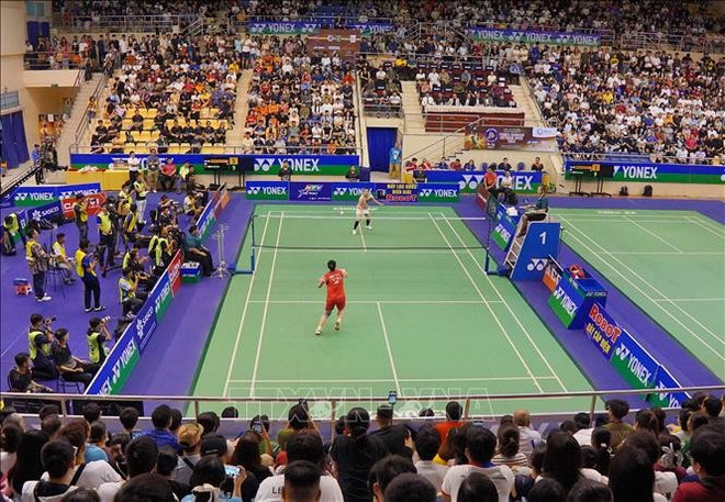 En la final. (Fuente: VNA) huy-linh-gianh-ngoi-a-quan-giai-cau-long-quoc-te-vietnam-open-2025-stand.jpg