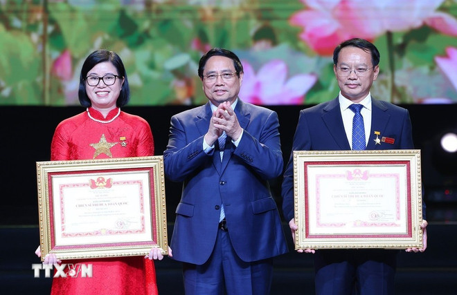 El primer ministro vietnamita, Pham Minh Chinh, entregó reconocimientos a personalidades destacadas. (Fuente: VNA) vna-pm-pham-minh-chinh.jpg