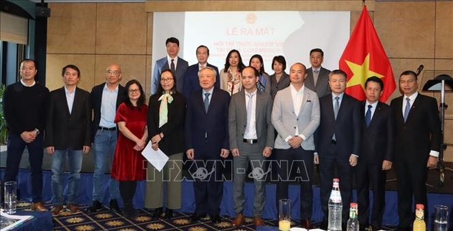 Los miembros de ViLaB se tomaron fotos de recuerdo con el viceprimer ministro permanente vietnamita Nguyen Hoa Binh. (Fuente: VNA) bi1-21325.jpg