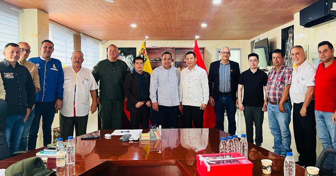 El embajador de Vietnam en Venezuela, Vu Trung My; Gerardo Márquez, gobernador del Estado Trujillo, y delegados se tomaron una foro de recuerdo. (Fuente: VNA) vna-potal-viet-nam-tang-cuong-hop-tac-voi-cac-dia-phuong-cua-venezuela-7883538.jpg