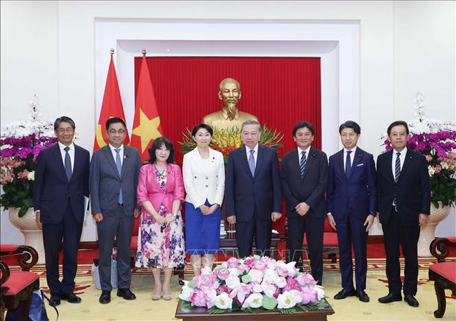 El secretario general del Partido Comunista de Vietnam, To Lam, la presidenta de la Alianza de Amistad Parlamentaria Japón-Vietnam, Obuchi Yuko, y delegados. (Fuente: VNA) tbt-to-lam-2.jpg