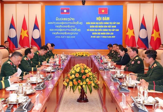 Panorama de la reunión. (Fuente: VNA) vna-potal-chu-nhiem-tong-cuc-chinh-tri-qdnd-lao-tham-chinh-thuc-viet-nam-8202660.jpg