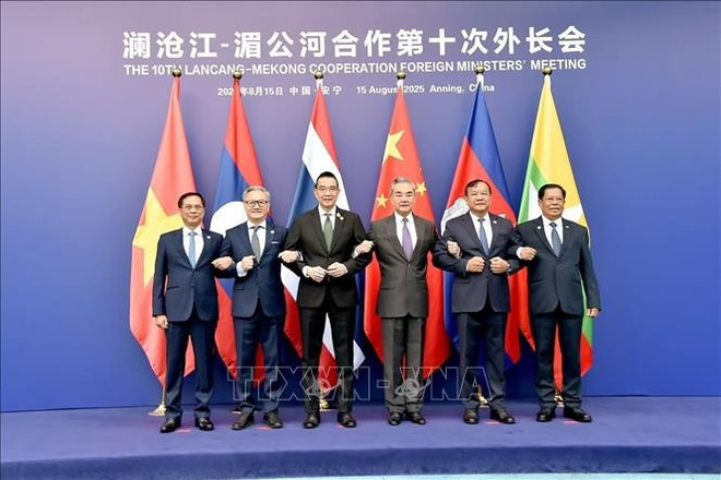 El viceprimer ministro y canciller de Vietnam, Bui Thanh Son (primero a la izquierda), y los líderes de Laos, Tailandia, China, Camboya y Myanmar. (Foto: VNA) mekong-lancang-bui-thanh-son.jpg