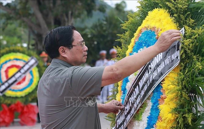 El primer ministro Pham Minh Chinh ofrece flores para rendir homenaje a los mártires. (Foto: VNA) thu-tuong4-210725.jpg