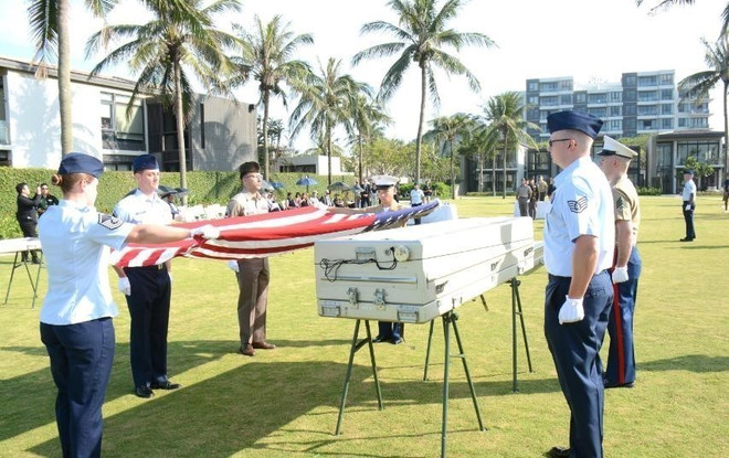 Ceremonia para recibir los restos de los soldados estadounidenses desaparecidos durante la guerra de Vietnam. (Fuente: Cancillería/VNA) vna-potal-le-trao-tra-hai-cot-quan-nhan-hoa-ky-lan-thu-169-7983185.jpg