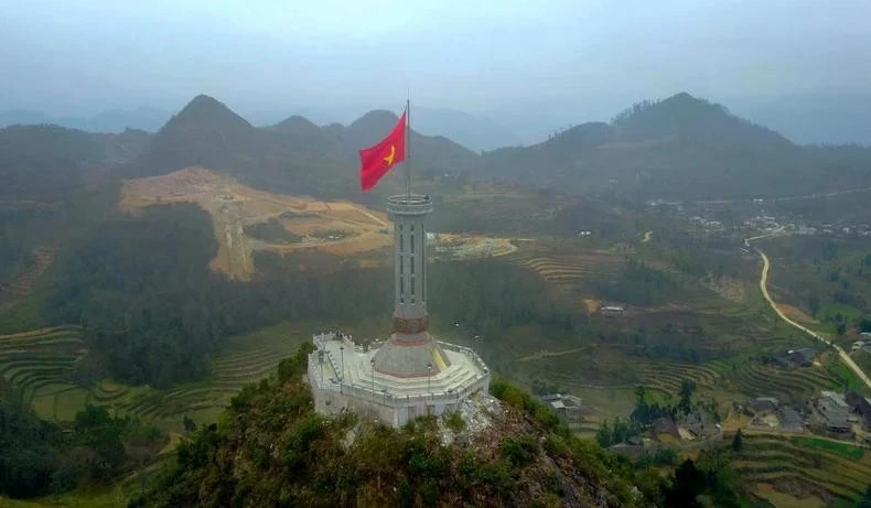 La torre de la bandera de Lung Cu se encuentra a una altitud de casi mil 500 metros sobre el nivel del mar y a 24 km del distrito de Dong Van. (Foto: VNA)