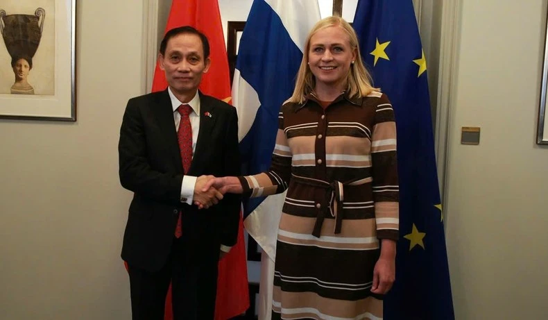 El ministro interino de Relaciones Exteriores de Vietnam, Le Hoai Trung, se reunió con la canciller de Finlandia, Elina Valtonen. (Fuente: VNA)