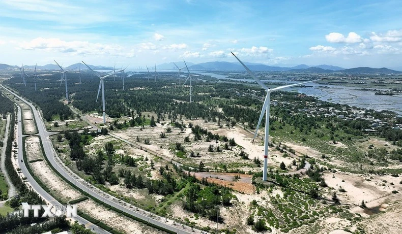 La central eólica Phuong Mai, ubicada en la Zona Económica de Nhon Hoi, provincia de Gia Lai, consta de 11 unidades generadoras con una capacidad total de 26,4 MW. (Fuente: VNA)