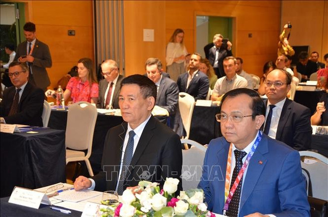 El viceprimer ministro Ho Duc Phoc asistió y participó como ponente en el Foro Empresarial Vietnam-Sevilla. (Foto: VNA) seville-020725.jpg