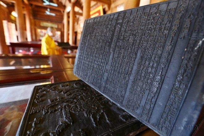 La Pagoda Vinh Nghiem (provincia de Bac Ninh), parte del complejo de reliquias y paisajes Yen Tu – Vinh Nghiem – Con Son, Kiep Bac (conocido brevemente como Yen Tu), es un antiguo templo que data de la dinastía Lý. Destaca por albergar 3.050 planchas xilográficas con 6.021 caras talladas con sutras budistas y textos del Truc Lam, escritos en caracteres chinos y vietnamitas. Estas xilografías fueron inscritas por la UNESCO en 2012 en el Programa Memoria del Mundo para Asia-Pacífico. (Foto: VNA) vna-potal-unesco-cong-nhan-quan-the-di-tich-va-danh-thang-yen-tu-vinh-nghiem-con-son-kiep-bac-la-di-san-van-hoa-the-gioi-8145662.jpg