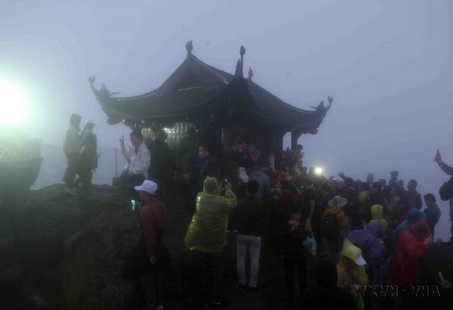 Decenas de miles de peregrinos acudieron a presentar ofrendas de incienso en la pagoda Dong, parte del complejo de sitios históricos y paisajísticos de Yen Tu, en la provincia de Quang Ninh (25 de febrero de 2018). Foto: VNA vna-potal-unesco-cong-nhan-quan-the-di-tich-va-danh-thang-yen-tu-vinh-nghiem-con-son-kiep-bac-la-di-san-van-hoa-the-gioi-8145674.jpg
