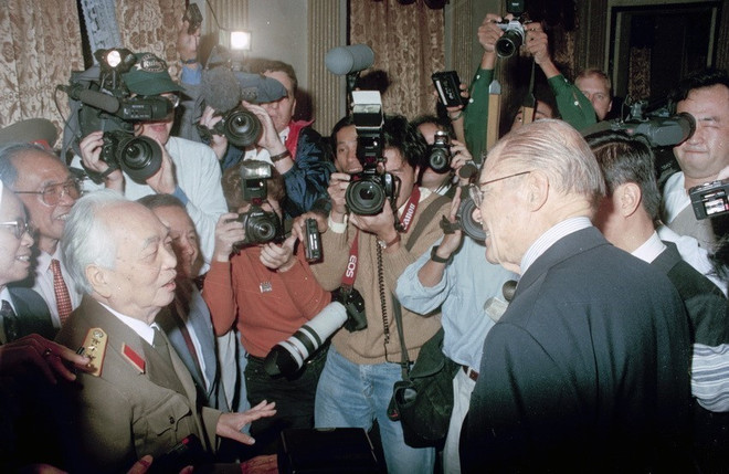 El general Vo Nguyen Giap (izquierda) se reunió con el exsecretario de Defensa de Estados Unidos, Robert McNamaramet, en Hanoi el 9 de noviembre de 1995, tras la normalización de relaciones entre ambos países. (Foto: VNA) vna-potal-viet-nam-hoa-ky-30-nam-vuot-qua-khac-biet-cung-co-quan-he-doi-tac-chien-luoc-toan-dien-8134629.jpg