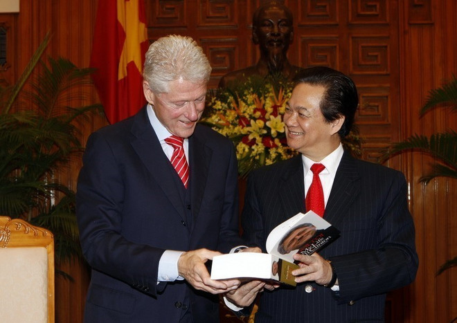 El primer ministro vietnamita Nguyen Tan Dung (derecha) entrega al presidente estadounidense Bill Clinton la edición vietnamita del libro Mi Vida Bill Clinton, publicada por la Editorial del Ministerio de Seguridad Pública en Hanoi el 14 de noviembre de 2010. (Foto: VNA) vna-potal-viet-nam-hoa-ky-30-nam-vuot-qua-khac-biet-cung-co-quan-he-doi-tac-chien-luoc-toan-dien-8134773.jpg