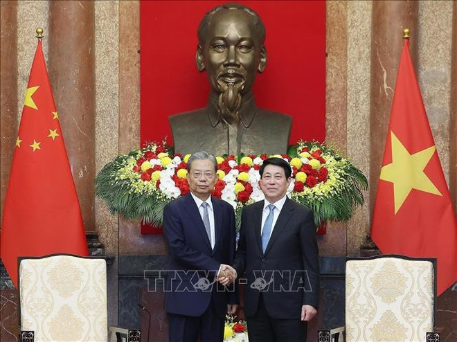 El presidente de Vietnam, Luong Cuong, (derecha) recibe a Zhao Leji, miembro del Comité Permanente del Buró Político y presidente de la Asamblea Popular Nacional de China. (Fuente: VNA) trieu-lac-te.jpg