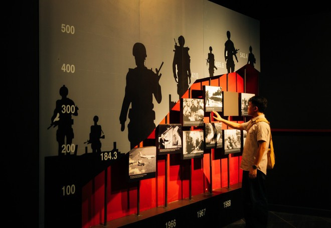 Turistas recorren el Museo de Historia Militar de Vietnam. (Foto: Vietnam+) 497439070-2495506660790461-1885608002940477290-n.jpg