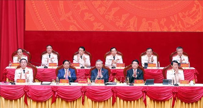 El secretario general To Lam, el presidente Luong Cuong y el primer ministro Pham Minh Chinh participan en el Presídium de la Asamblea. (Foto: VNA) vna-potal-khai-mac-dai-hoi-dai-bieu-dang-bo-cong-an-trung-uong-lan-thu-viii-stand.jpg