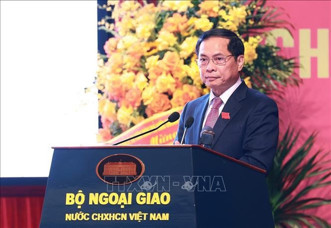 El viceprimer ministro y canciller Bui Thanh Son, secretario del Comité partidista del Ministerio de Relaciones Exteriores, en la cita. (Foto: VNA) dong-chi-bui-thanh-son-uy-vien-trung-uong-dang-pho-thu-tuong-chinh-phu-bi-thu-dang-uy-bo-truong-ngoai-giao-phat-bieu-khai-mac-anh-vna.jpg
