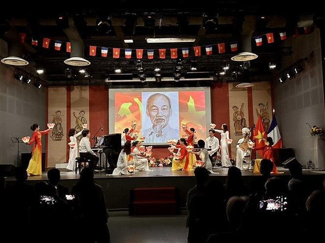 Una representación artística en la celebración del 135º natalicio del presidente Ho Chi Minh en el Centro Cultural Vietnamita en Francia. (Foto: VNA) tiet-muc-van-nghe.jpg