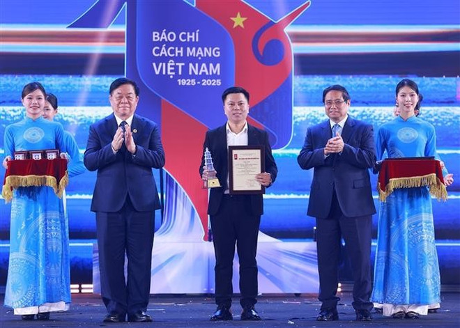 El primer ministro Pham Minh Chinh y el jefe de la Comisión de Propaganda y Movilización del Comité Central del Partido, Nguyen Trong Nghia, entregan el premio a representantes del grupo de autores del periódico electrónico VietnamPlus (de la Agencia Vietnamita de Noticias). Foto: VNA vna-potal-thu-tuong-du-le-trao-giai-bao-chi-quoc-gia-lan-thu-19-nam-2024-8105755.jpg