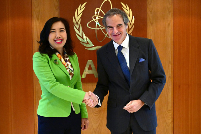 La viceministra Le Thi Thu Hang en una reunión con el director general del OIEA, Rafael Mariano Grossi. (Foto: Ministerio de Relaciones Exteriores) le-thi-thu-hang.jpg