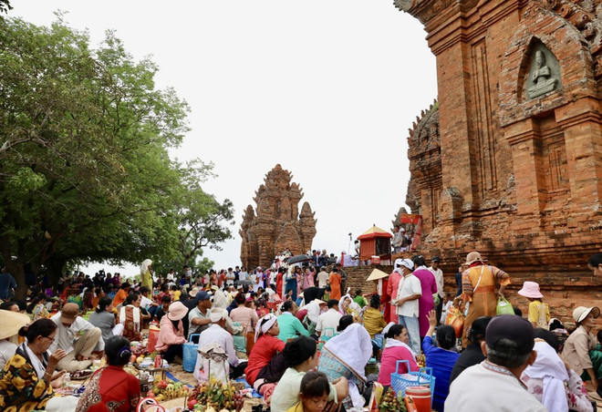 Los Cham llevan ofrendas a las torres en el festival Kate para rendir homenaje a los dioses y a los antepasados, pidiendo buen tiempo, cosechas abundantes y paz para las familias. (Foto: VNA) thap-cham-2.jpg