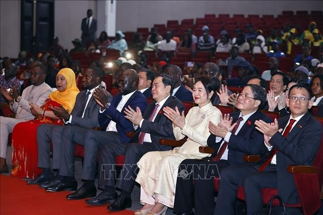 El presidente de la Asamblea Nacional, Tran Thanh Man, (cuarto desde la derecha) y su esposa visitan el Club Vovinam en Senegal. (Foto: VNA) ctqh-240725.jpg