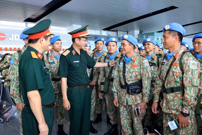 vna-potal-doi-cong-binh-so-4-len-duong-thuc-hien-nhiem-vu-gghb-lien-hop-quoc-8298435.jpg