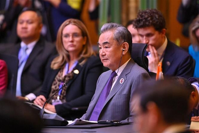 El canciller de China, Wang Yi (centro), asiste a la Reunión de Ministros de Relaciones Exteriores de la Cumbre de Asia Oriental en Kuala Lumpur, Malasia, el 11 de julio de 2025. (Foto: Xinhua/VNA) vna-potal-hoi-nghi-amm-58-asean-trung-quoc-dat-dong-thuan-ve-nhieu-van-de-quan-trong-8145695-1.jpg