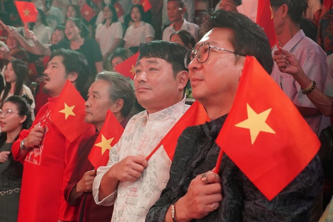 El equipo de producción surcoreano, con Ao Dai y la bandera nacional vietnamita, observa el programa. De derecha a izquierda: el director artístico Park Hyun Woo y el director Cho Joon Hui. (Foto: Teatro de Drama de Vietnam) e-kip-san-xuat-tu-han-quoc-mac-ao-dai-cam-quoc-ky-viet-nam-xem-chuong-trinh-tu-phai-qua-thu-nhat-la-giam-doc-nghe-thuat-park-hyun-woo-thu-hai-la-dao-dien-cho-joon-hui-anh-nha-hat-kich-viet-nam.jpg