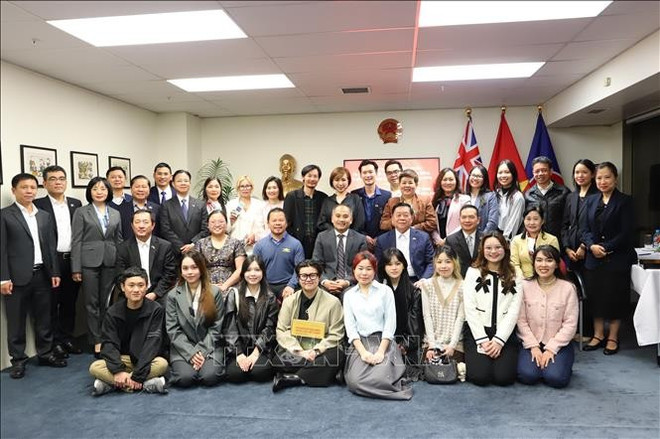 El jefe de la Comisión de Propaganda, Educación y Movilización de Masas, Nguyen Trong Nghia, se toma una foto de recuerdo con funcionarios de la Embajada de Vietnam en Wellington y representantes de la comunidad vietnamita en Nueva Zelanda. (Foto: VNA) vn-new-zealand3.jpg