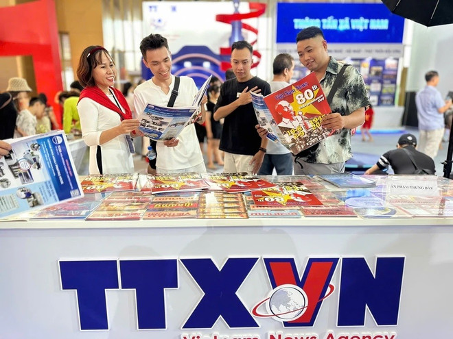 Los visitantes aprenden y experimentan en el stand de VNA. (Foto ilustrativa: VNA) ok-a.jpg