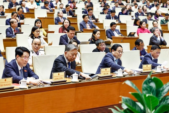 El secretario general del Partido Comunista, To Lam (segundo desde la izquierda), el presidente Luong Cuong (primero desde la izquierda), el primer ministro Pham Minh Chinh (tercero desde la izquierda) y otros legisladores votan sobre la política de inversión para el proyecto nuclear de Ninh Thuan en el octavo período de sesiones de la XV Asamblea Nacional. (Foto: VNA) anh-minh-hoa-2-sau-pv-thayer-tai-ky-hop-thu-8-quoc-hoi-khoa-xv-tong-bi-thu-to-lam-chu-tich-nuoc-luong-cuong-thu-tuong-pham-minh-chinh-va-dai-bieu-bieu-quyet-thong-qua-chu-truong-dau-tu-du-an-dien-hat-nhan-ninh-thua.jpg