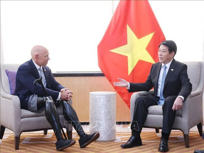 El presidente Luong Cuong sostiene encuentro con el congresista Brian Mast, presidente del Comité de Asuntos Exteriores de la Cámara de Representantes de EE.UU. (Foto: VNA) tiep-ns-2.jpg