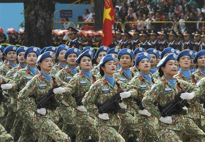 Las cascos azules desfilan frente a la tribuna. (Foto: VNA) vna-potal-le-dieu-binh-dieu-hanh-ky-niem-50-nam-ngay-giai-phong-mien-nam-thong-nhat-dat-nuoc-8005357.jpg