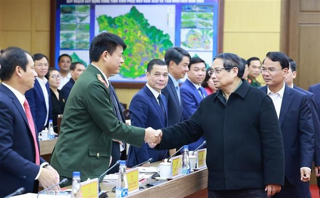 El primer ministro Pham Minh Chinh trabaja con el Buró Ejecutivo del Comité partidista de Vinh Phuc sobre el desarrollo socioeconómico de la provincia. (Foto: VNA) vna-potal-thu-tuong-lam-viec-voi-lanh-dao-tinh-vinh-phuc-7915846.jpg