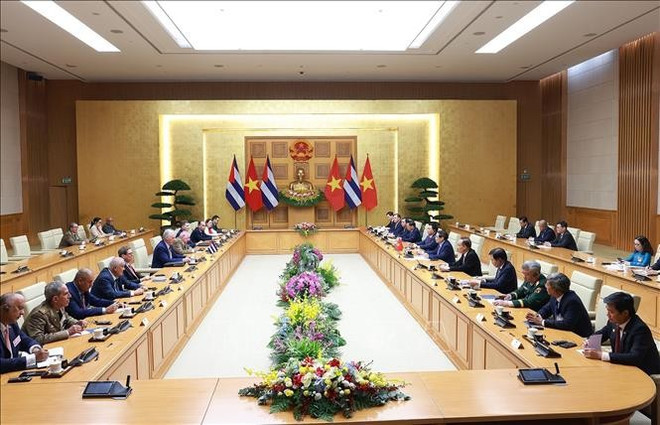 Panorama del encuentro entre el premier vietnamita Pham Minh Chinh y el presidente cubano Díaz-Canel (Foto: VNA) vna-potal-thu-tuong-hoi-kien-bi-thu-thu-nhat-chu-tich-nuoc-cong-hoa-cuba-stand.jpg