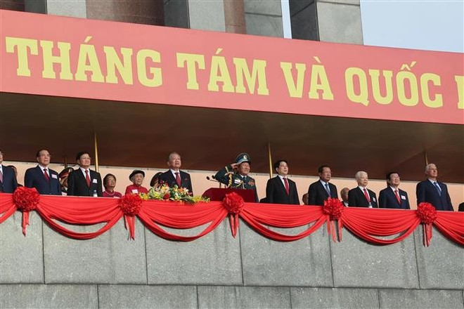 Dirigentes y exlíderes del Partido y del Estado realizan la ceremonia de saludo a la bandera. (Foto: VNA) vna-potal-le-ky-niem-dieu-binh-dieu-hanh-80-nam-cach-mang-thang-tam-va-quoc-khanh-2-9-8250216.jpg