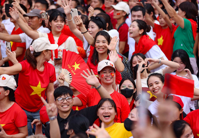 Ciudadanos reciben con júbilo y orgullo a las columnas del desfile militar y civil en las calles de Hanoi. (Foto: VNA) vna-potal-binh-minh-cua-ngay-doc-lap-lan-thu-80-8250912.jpg