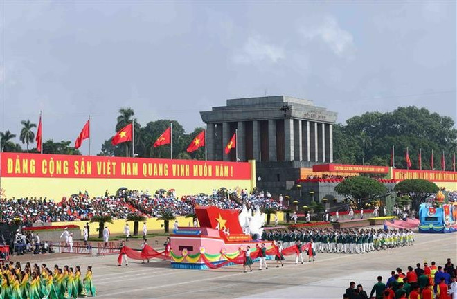 El bloque de vietnamitas en el extranjero desfilando frente a la tribuna. (Foto: VNA) vna-potal-dieu-hanh-ky-niem-80-nam-quoc-khanh-2-9-cac-khoi-quan-chung-8250764.jpg