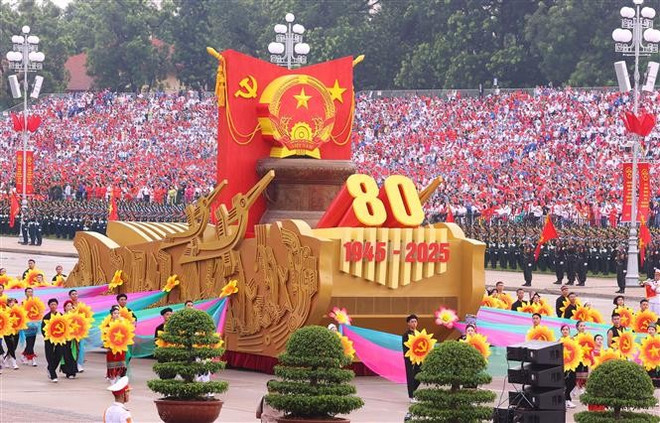 El vehículo con modelo del Escudo Nacional de la República Socialista de Vietnam encabeza el bloque del desfile militar y civil en la Plaza Ba Dinh, Hanoi (Foto: VNA) vna-potal-dieu-binh-dieu-hanh-ky-niem-80-nam-quoc-khanh-2-9-khoi-nghi-truong-8250204.jpg