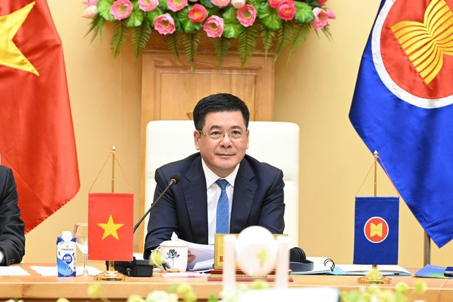 El ministro de Industria y Comercio, Nguyen Hong Dien, encabeza la delegación vietnamita en la sesión virtual sobre ATIGA. (Foto: https://baochinhphu.vn/) z658333385019271052bda32acb2100b17e6a984184e2a-174676095679316024125.jpg